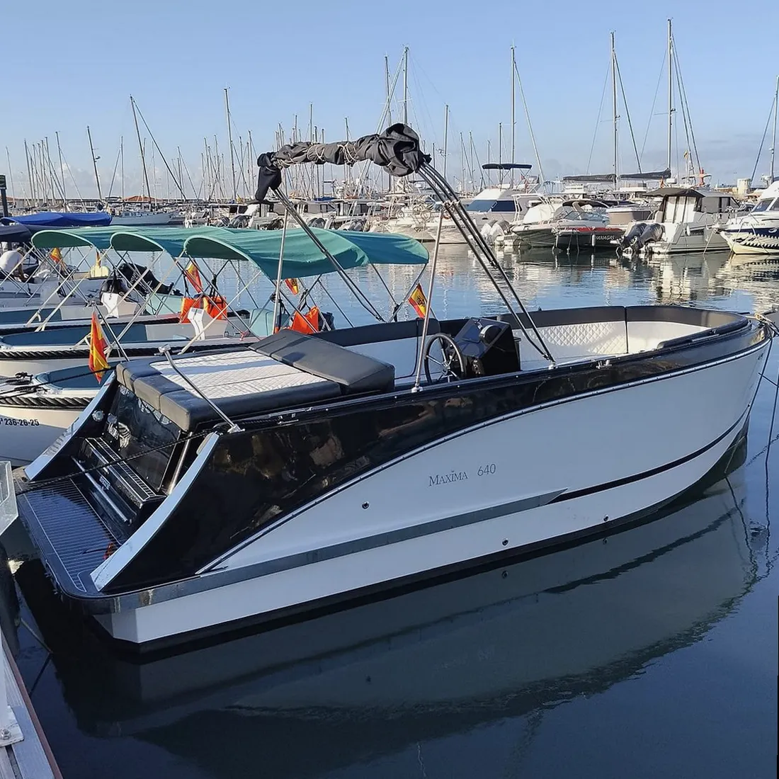 Familia disfrutando de un alquiler de barco en El Masnou
